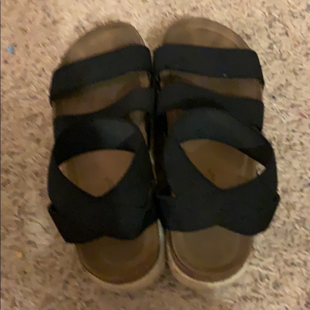 I am seeking a pair of Dumas sandals